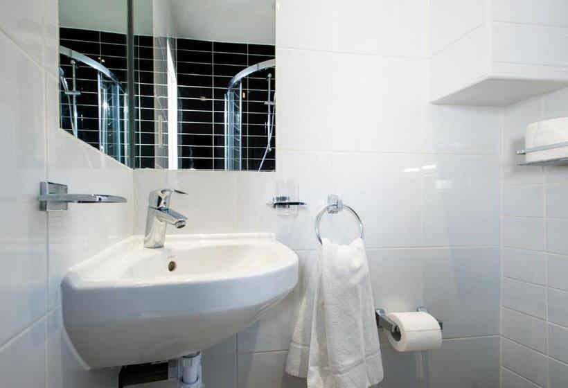 标准三人间, Marble Arch Inn