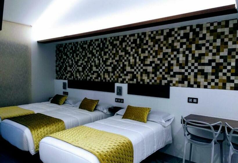 Номер Стандарт Трехместный, Hostal Canton Plaza