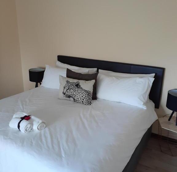 Люкс Вид на Бассейн, Bougainvilla Guest House