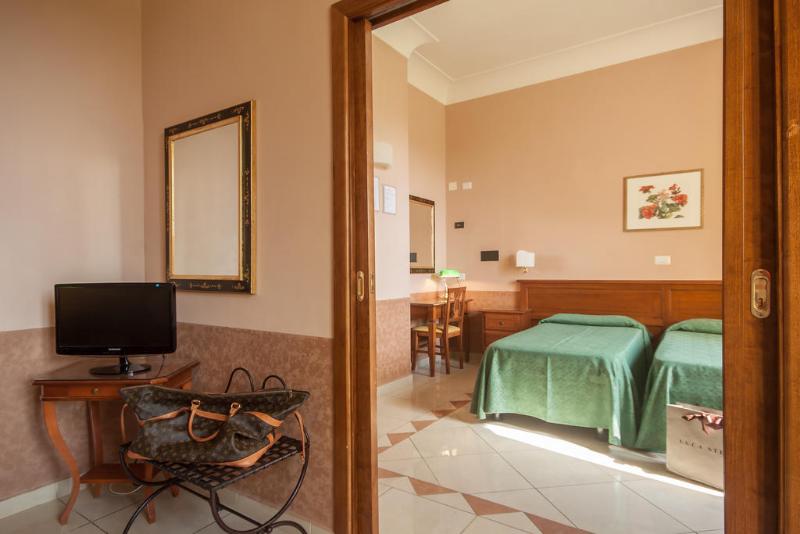 اتاق استاندارد سه نفره, Albergo Chiusarelli