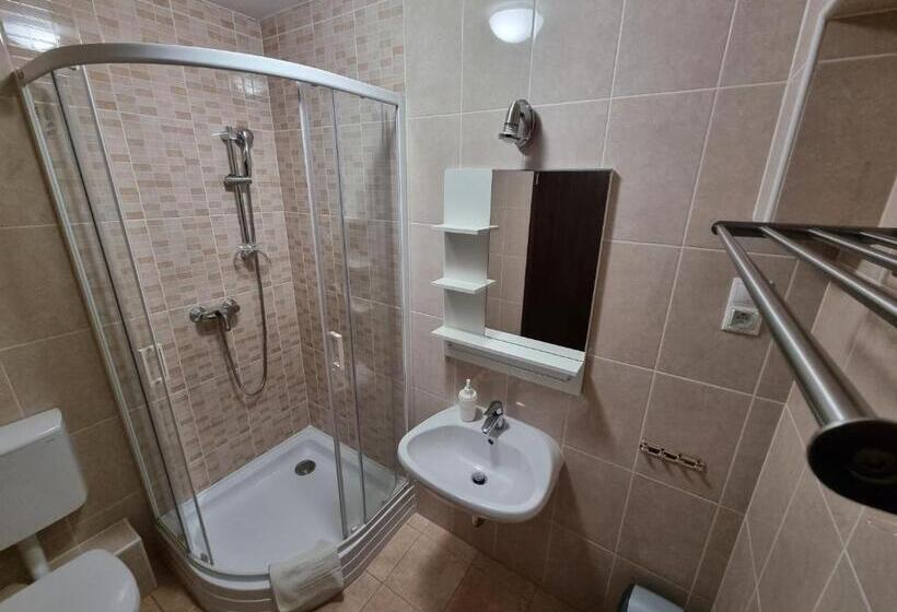 Апартаменты 2 Спальни с Балконом, ádám Apartmanház