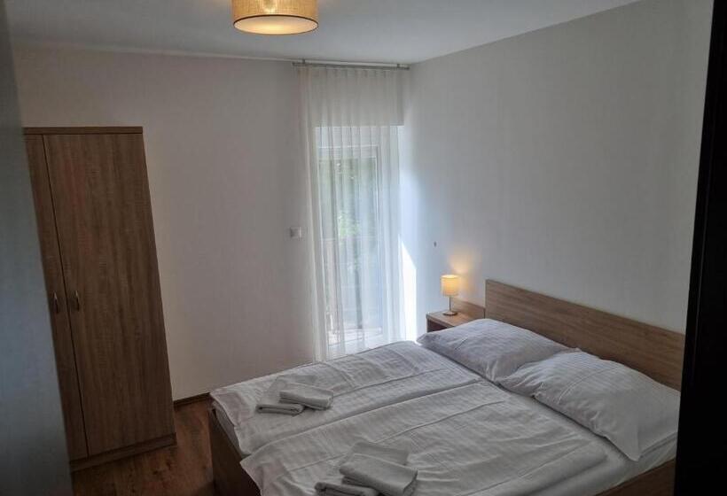 Апартаменты 2 Спальни с Балконом, ádám Apartmanház