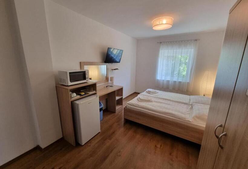 Номер Стандарт Вид на Сад, ádám Apartmanház