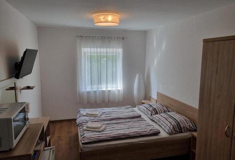 Номер Стандарт Вид на Сад, ádám Apartmanház
