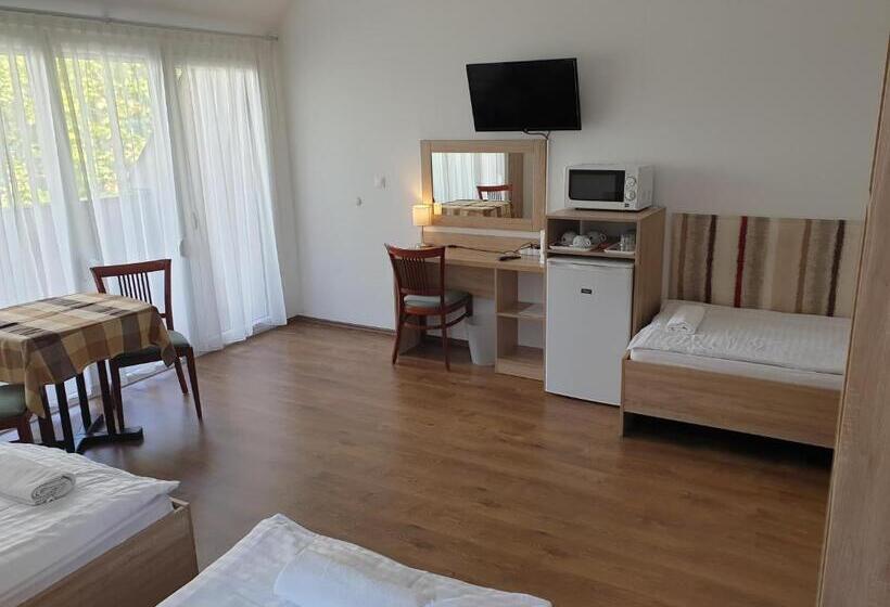 Номер Стандарт Трехместный, ádám Apartmanház