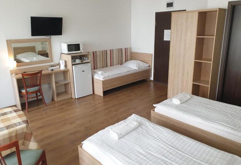 Номер Стандарт Трехместный, ádám Apartmanház