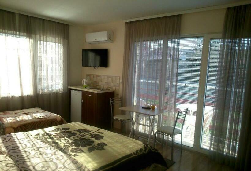 اتاق استاندارد چهارنفره با بالکن, Villa Efes Ohrid