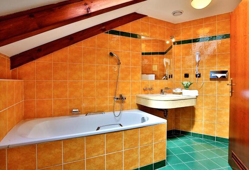 Quarto Triplo Estandar, Carlton