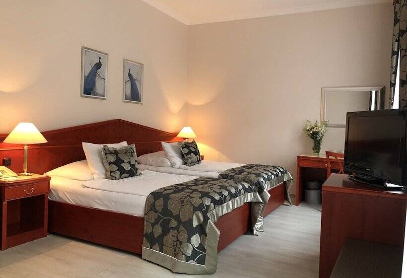 Quarto Triplo Estandar, Carlton