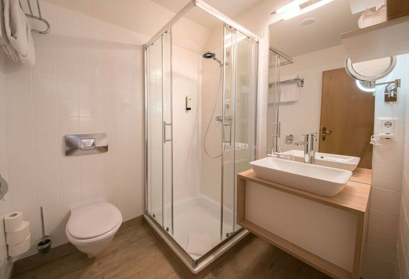 Quarto Economy, Der Salzburger Hof