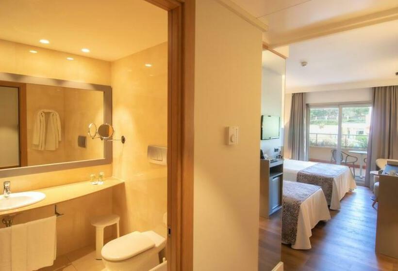 Стандартный четырехместный номер с видом на бассейн, Golden Bahia De Tossa & Spa 4 Sup