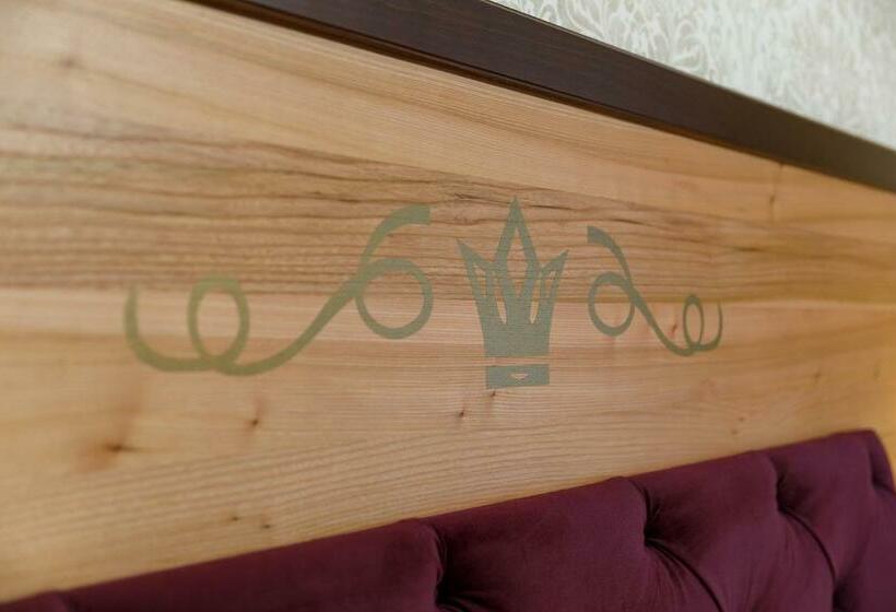 Номер Superior, Schlosskrone