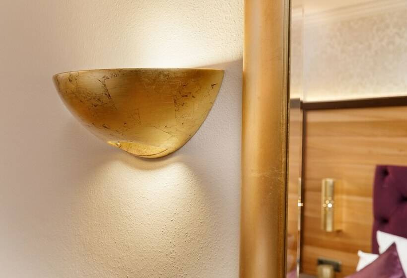 Номер Superior, Schlosskrone