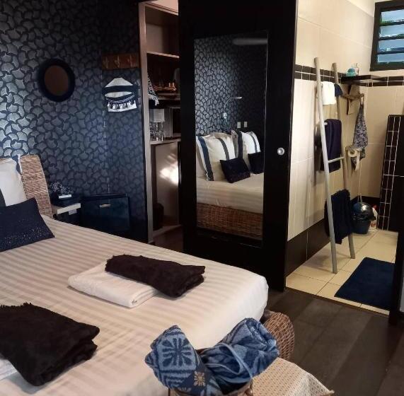 سوییت با چشم‌انداز استخر, Suite Indigo Jacuzzi Prive Piscine Vue Mer Acces Cuisine Laverie