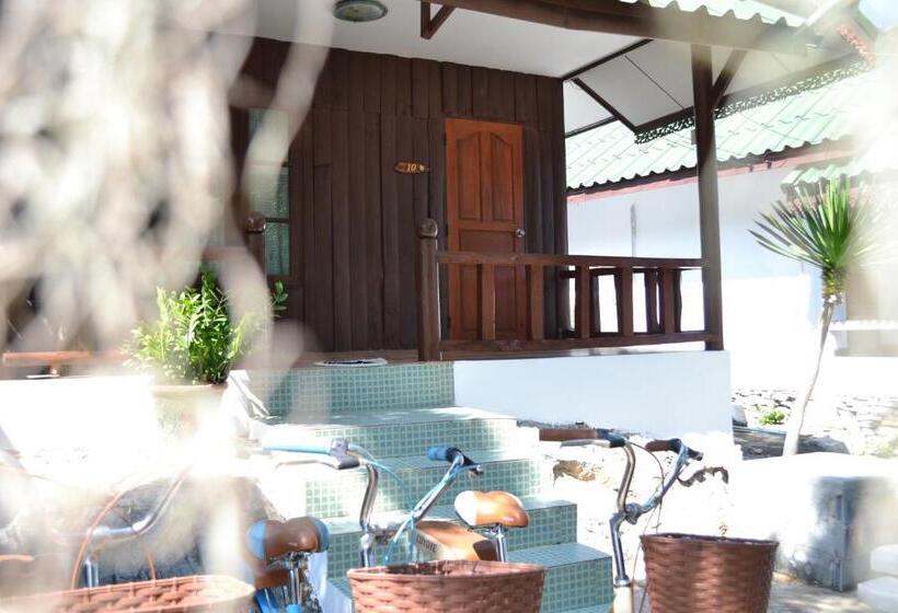 חדר סטנדרט לארבעה, Benjaporn Bungalow