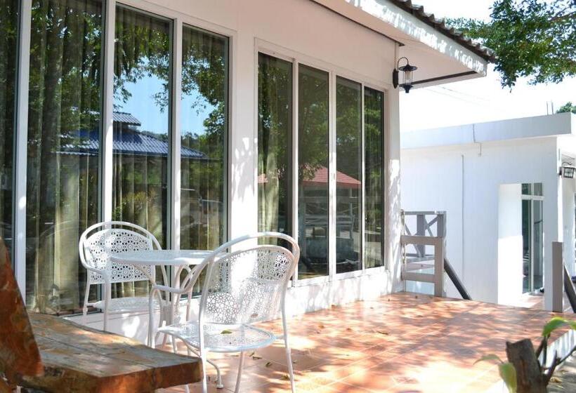 חדר סטנדרט לארבעה, Benjaporn Bungalow