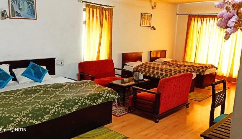 Номер Deluxe с Балконом, Jaishnavi Homestay  Mukteshwar