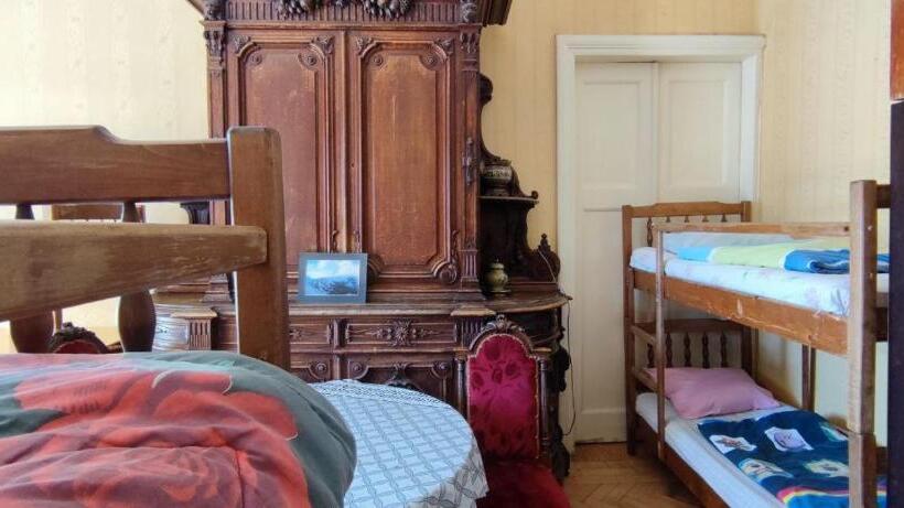 تختخواب در اتاق مشترک, Guest House Irina Tbilisi