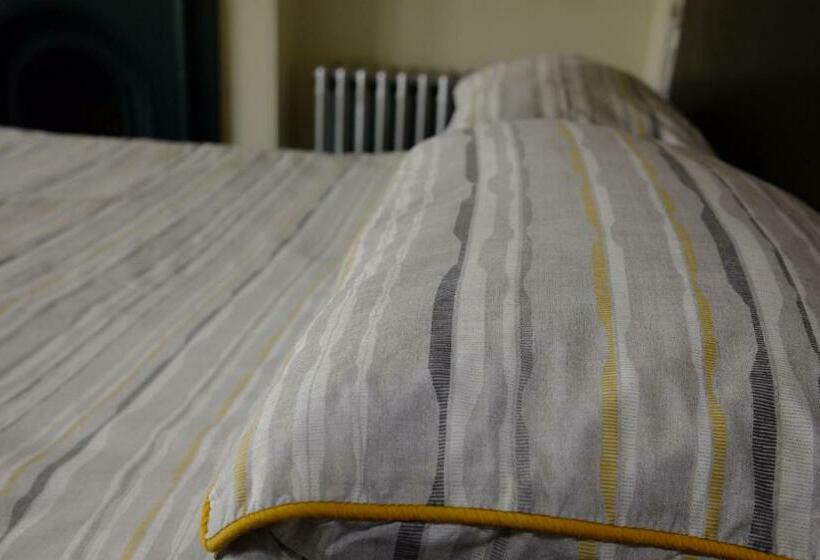 اتاق استاندارد با تخت بزرگ, Bedlam House