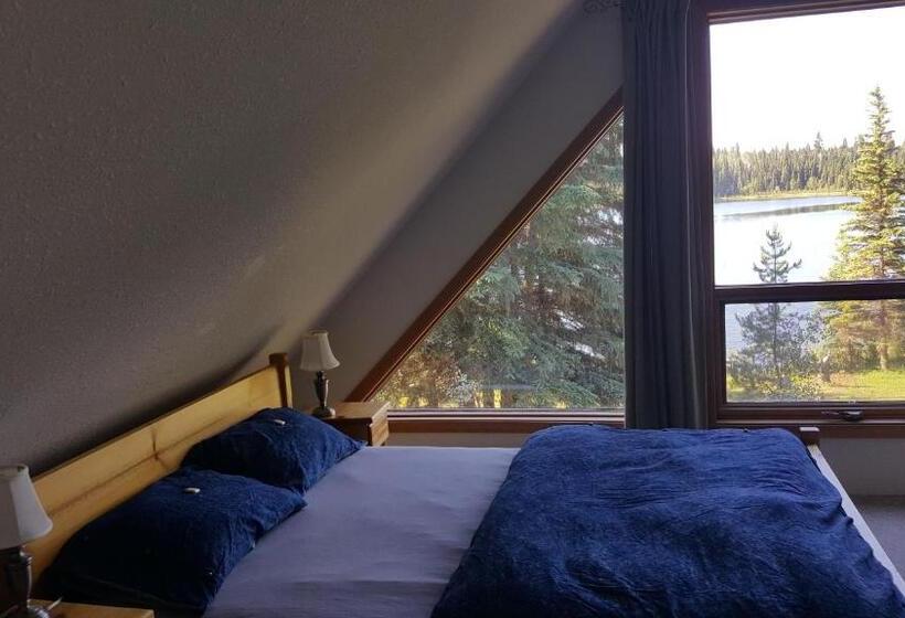 Suite with lake view, Wettstone Guest Ranch