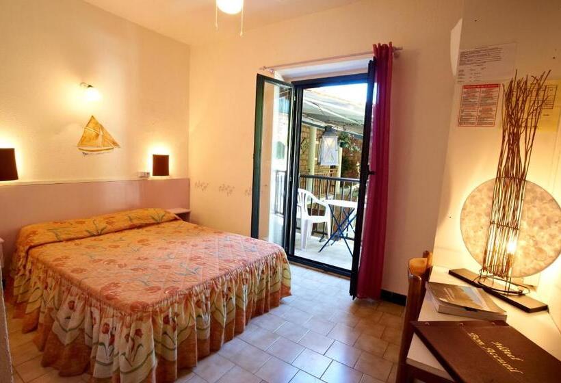 Номер Стандарт с Балконом, Hôtel Le Bon Accueil