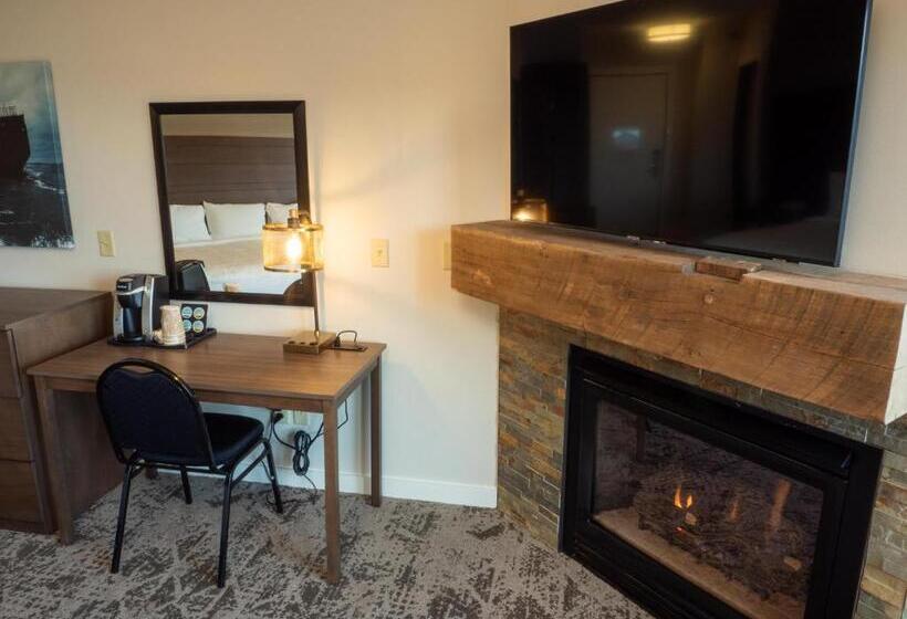 Suite with lake view, Grand Superior Lodge