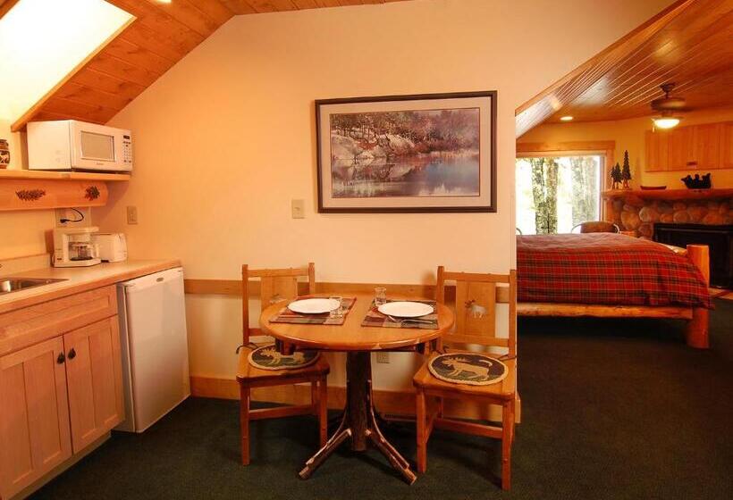 Suite with lake view, Grand Superior Lodge