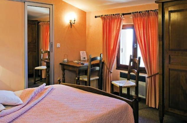 Номер Комфорт, Logis Hôtel Restaurant Les Géraniums