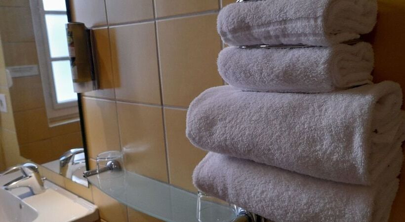 Номер Стандарт, Logis Hôtel Le Commerce