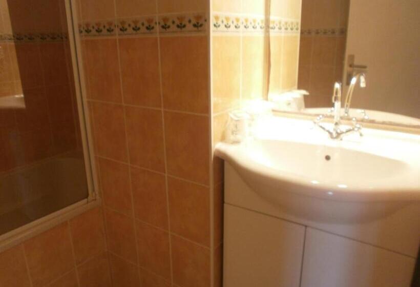 Номер Стандарт Трехместный, Hôtel Le Clos Des Pins