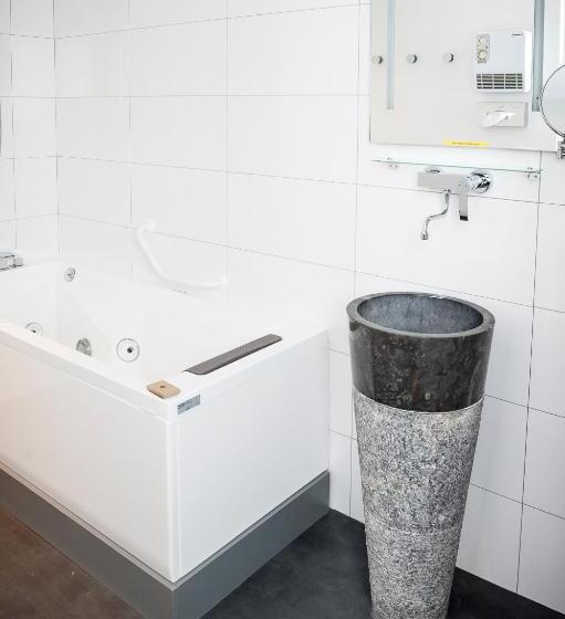 اتاق استاندارد با وان آب گرم, The Originals Boutique, Hôtel Bulles By Forgeron, Lille Sud
