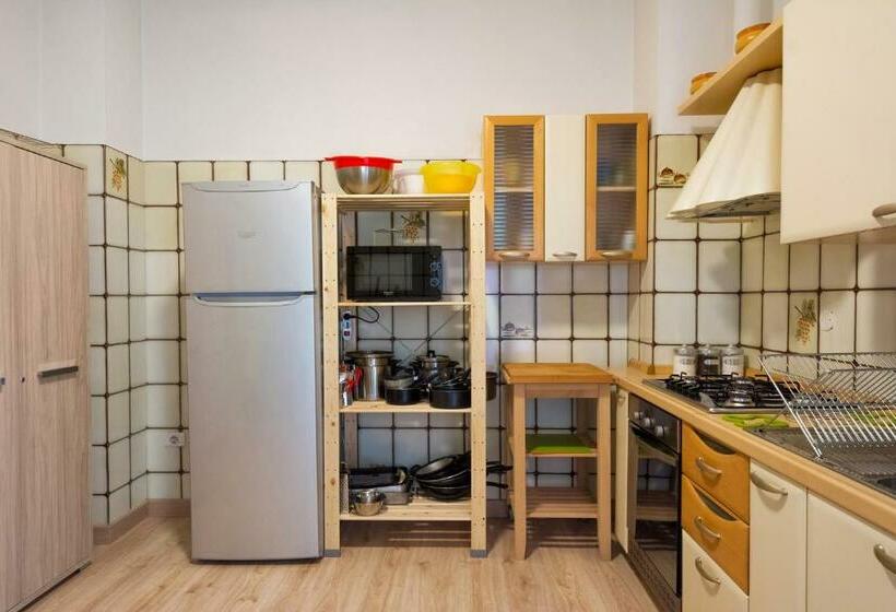 اتاق استاندارد چهارنفره با سرویس بهداشتی مشترک, Snowake House