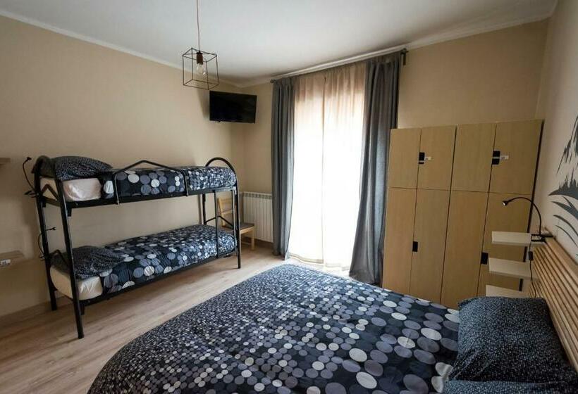 اتاق استاندارد چهارنفره با سرویس بهداشتی مشترک, Snowake House