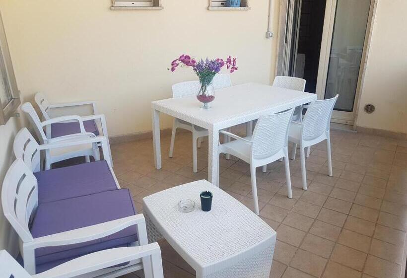 اتاق استاندارد سه تخته با سرویس بهداشتی مشترک, Snowake House