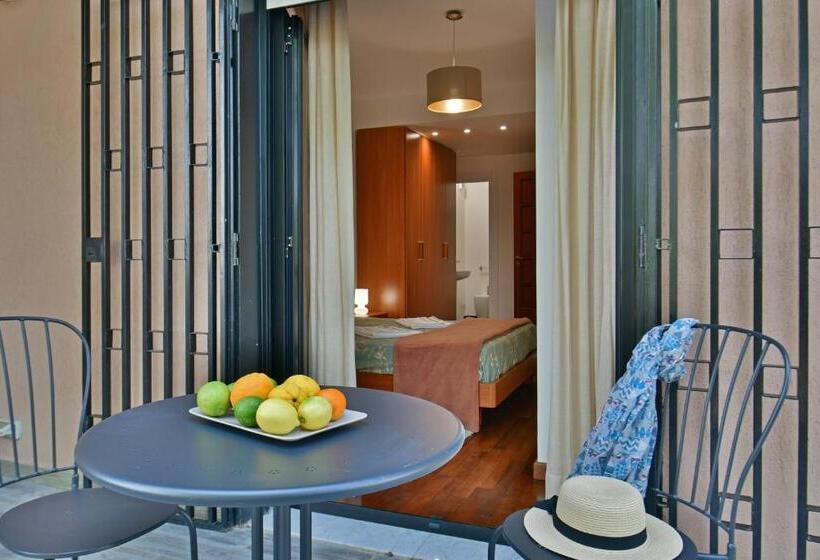 اتاق استاندارد با چشم‌انداز استخر, Amaranda B&b