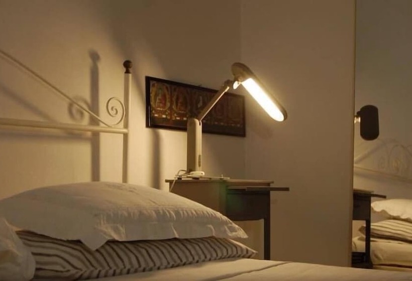 اتاق استاندارد سه نفره, Virginias B&b