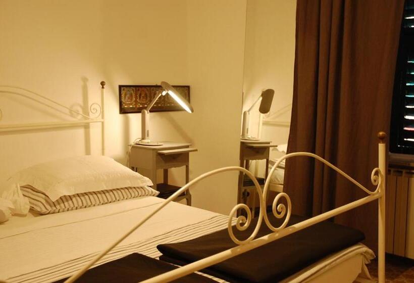 اتاق استاندارد سه نفره, Virginias B&b