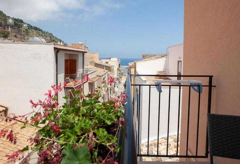 Standard Triple Room with Terrace, B&b Da Noemi