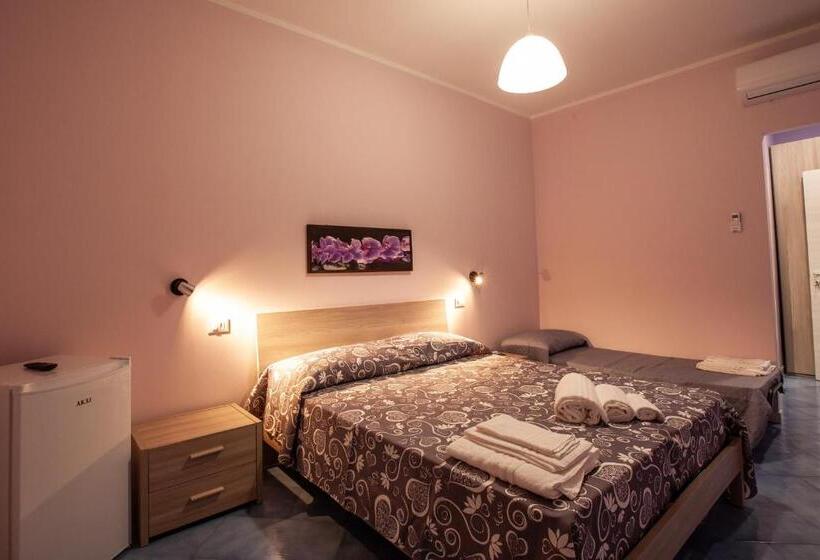 اتاق استاندارد سه تخته با بالکن, B&b Da Noemi