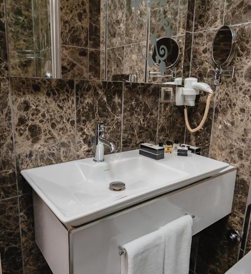 اتاق استاندارد سه نفره, Buyuk Truva