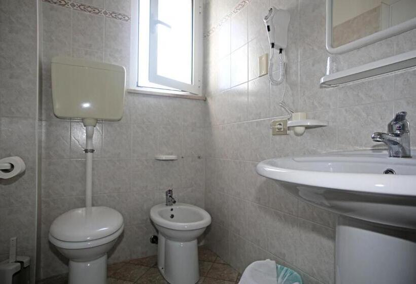 اتاق استاندارد سه نفره, Serafini Misano Adriatico