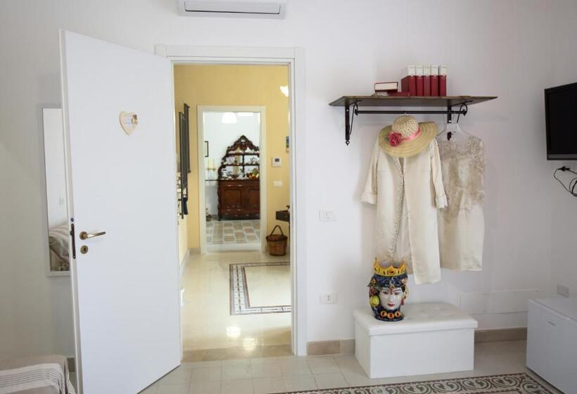 Четырехместный Номер Стандарт с Балконом, Suliscenti Dimora Siciliana B&b
