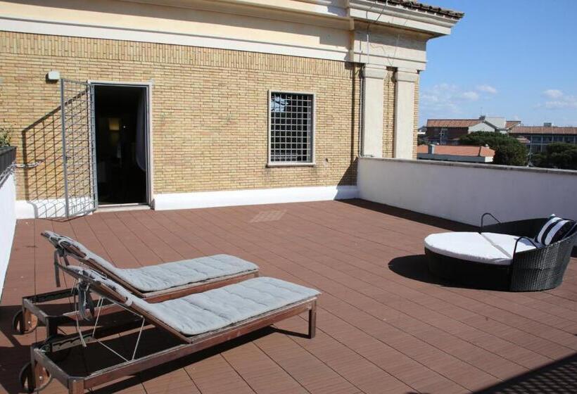 סטודיו דלוקס, Th Roma  Carpegna Palace
