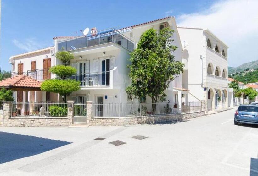 Номер Стандарт с Балконом Вид на Сад, Rooms & Apartments Barišić