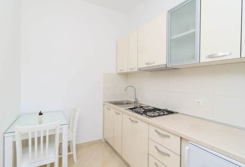 Студио Стандарт Вид на Сад, Rooms & Apartments Barišić