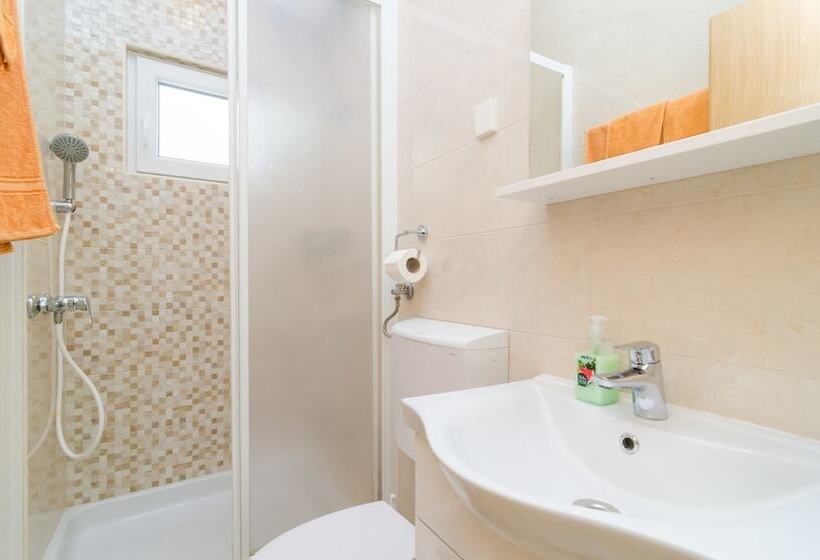 Студио Стандарт Вид на Сад, Rooms & Apartments Barišić
