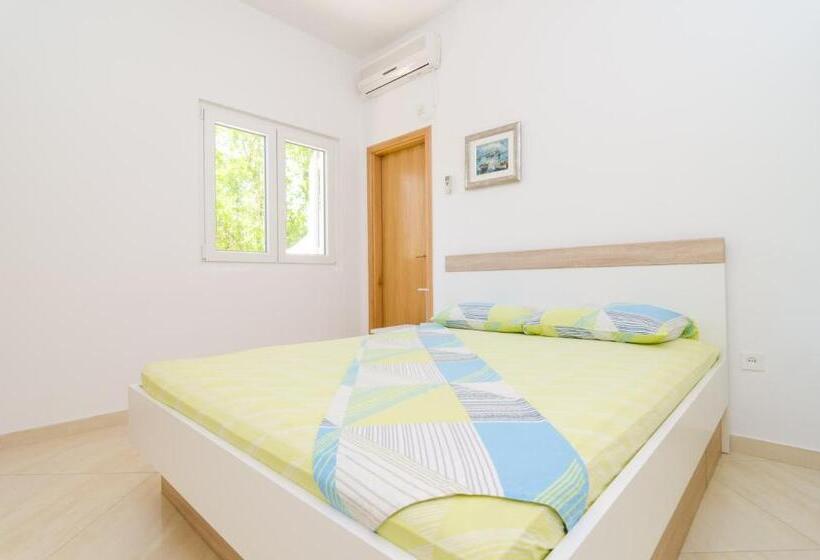 Студио Стандарт Вид на Сад, Rooms & Apartments Barišić
