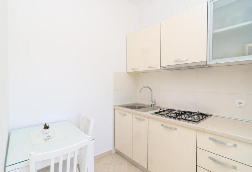 Студио Стандарт Вид на Сад, Rooms & Apartments Barišić