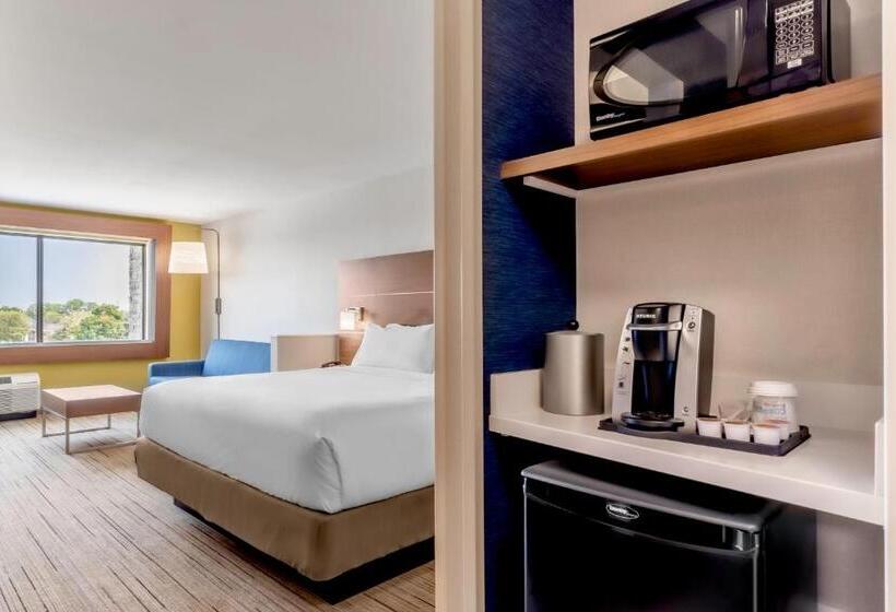 带大床的套房, Holiday Inn Express Milwaukee West Allis By Ihg