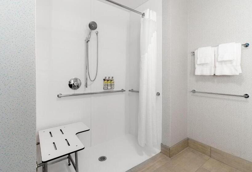适合残疾人士使用的带超级大床的标准间, Holiday Inn Express Milwaukee West Allis By Ihg
